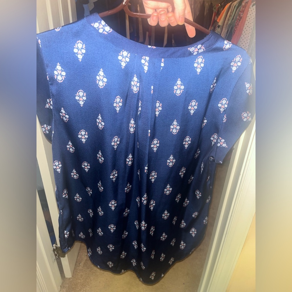 Women’s Liz Clairbone Large Navy Blue Printed Top - Picture 3 of 3
